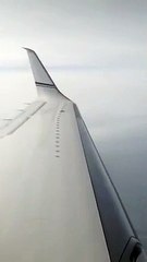 Un avion bat des ailes