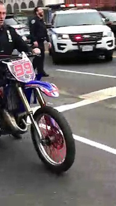 Un policier sur une motocross confisquée (New York)