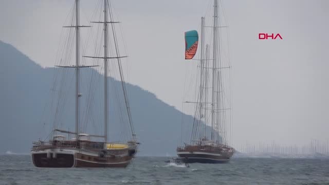 Muğla Marmaris'te Adrenalin Tutkunlarının Sörf Keyfi