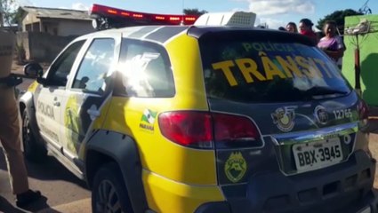 Duas pessoas se ferem após colisão entre carros