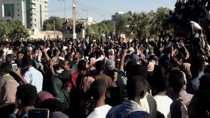 كر وفر بشوراع السودان والمتظاهرون يحتمون بالجيش