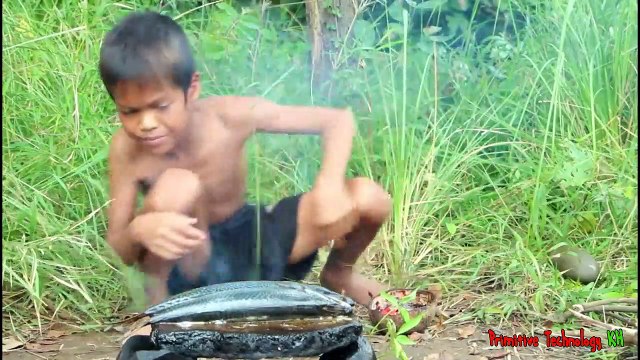 La Technologie Primitive - Manger de délicieux la Cuisson d'un poisson sur un rocher pour le déjeuner