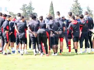 下载视频: صور الحصة التدريبية للفريق عشية اليوم بالحديقة ب Espérance Sportive de Tunis 01