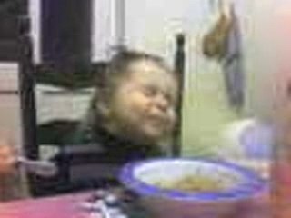 SELENA MANGE DES NOUILLES ASIATIQUES