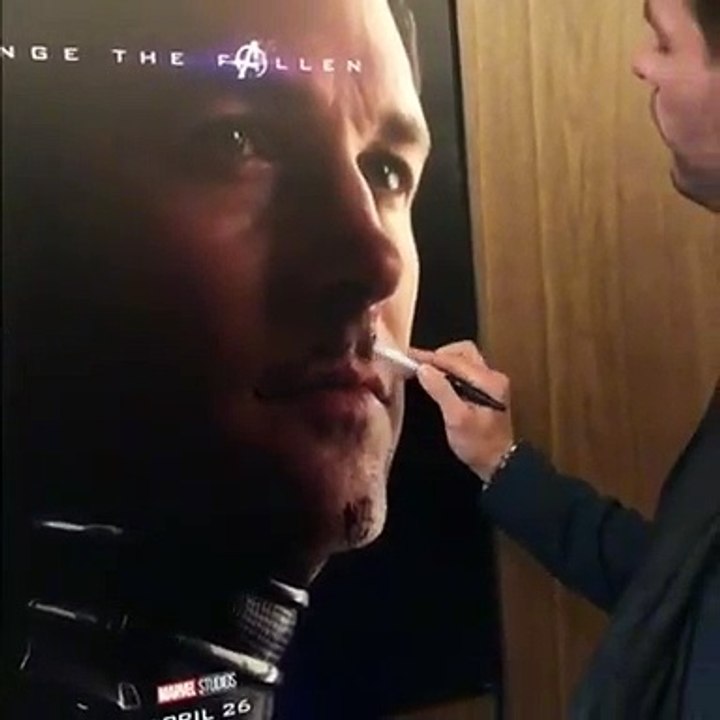 Chris Hemsworth se divierten rayando las caras de su compañeros de Avengers