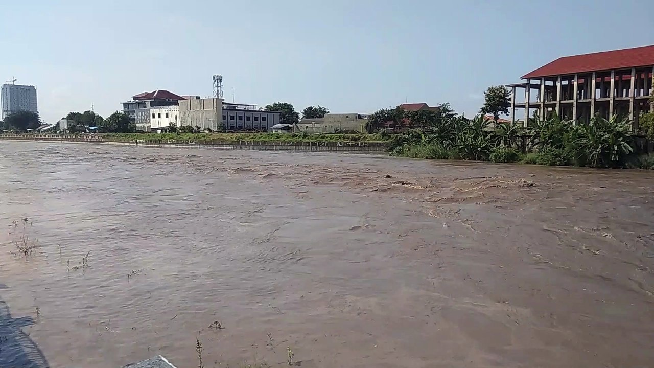 Ombak Besar di Bendung Tirtonadi Solo | Sungai besar yang membelah kota Solo