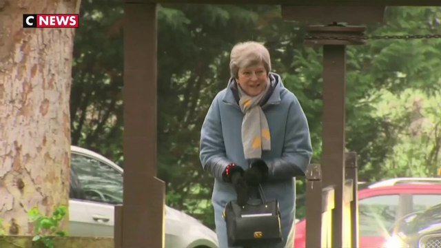 Brexit : Theresa May veut convaincre la France et l'Allemagne de lui accorder un report