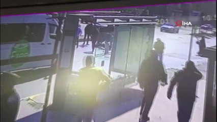 Minibüse yetişmek isteyen anne ve oğluna böyle araba çarptı