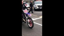 Un policier confisque une motocross mais se plante misérablement avec au bout de quelques mètres