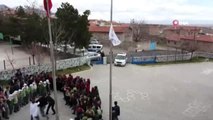 Kavga İhbarı Yapılan Okulda Polislere Çiçekli Sürpriz Kutlama
