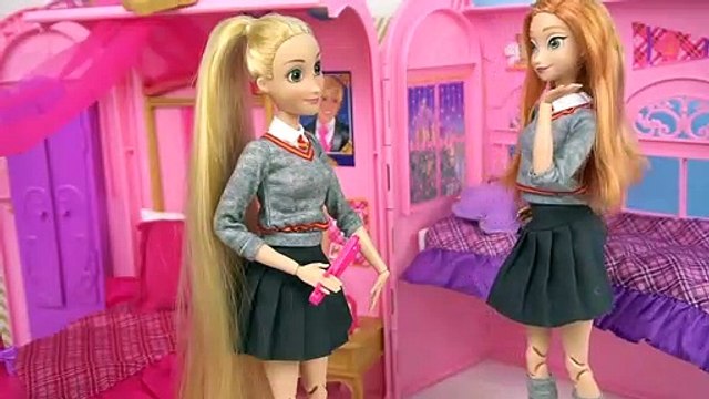 BARBIE VS FROZEN ELSA - MORNING ROUTINE 