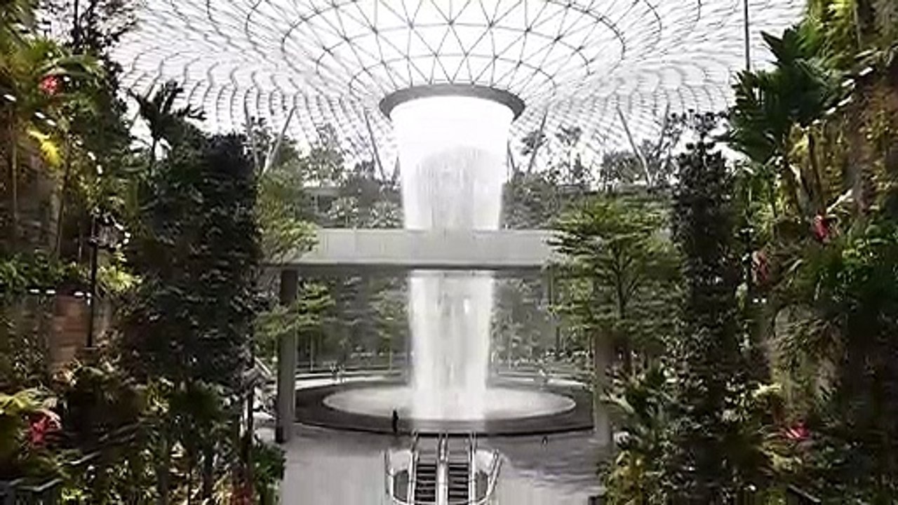 L'aéroport de Singapour met la nature sous dôme