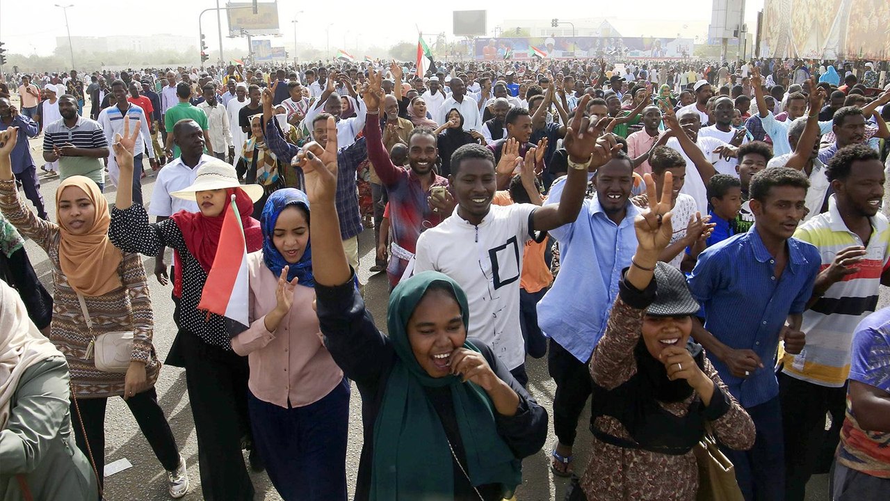 بعد "اقتلاع" البشير.. ما هي سيناريوهات المشهد السوداني؟