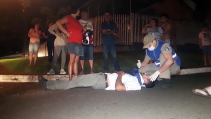 Homem se fere após colisão entre carro e moto