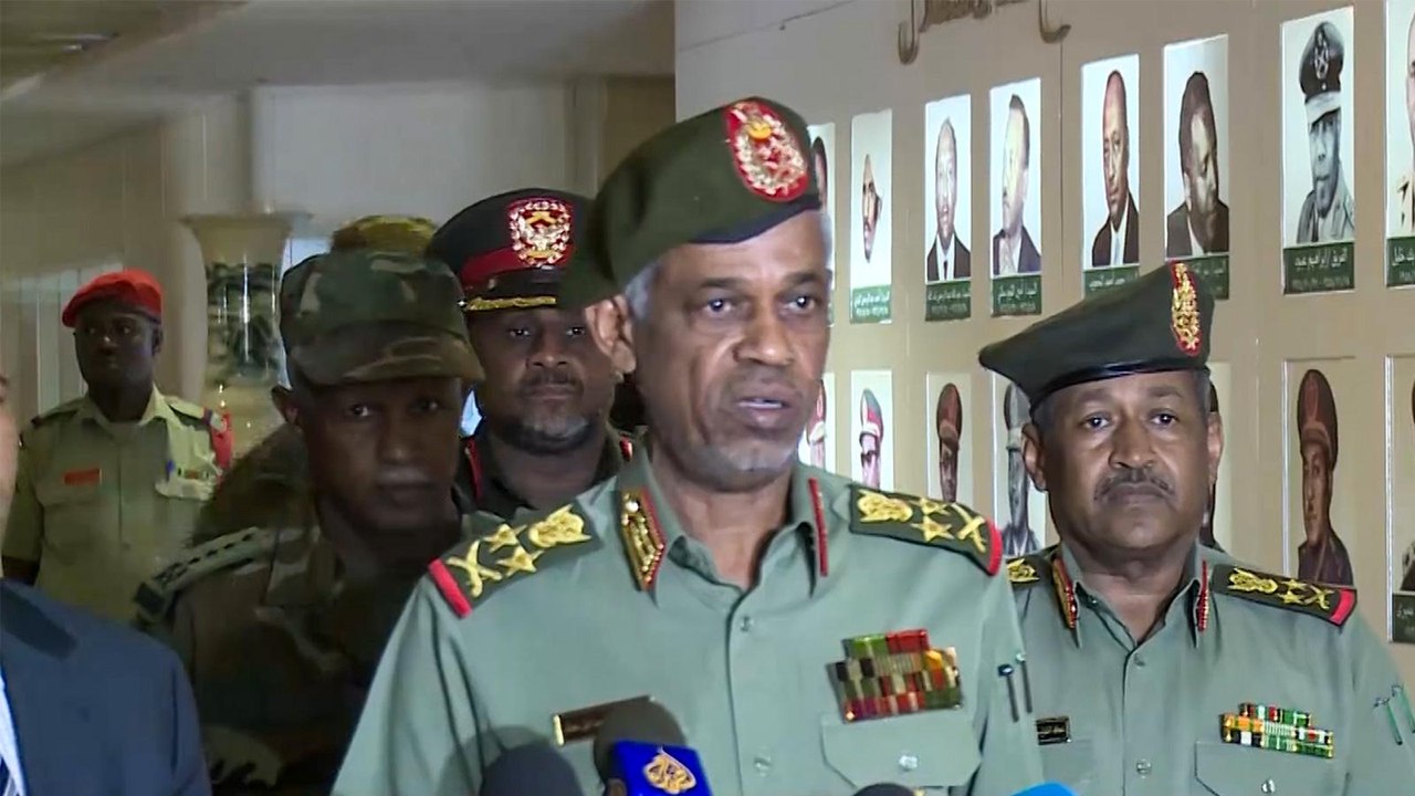 بالفيديو.. من هو رئيس المجلس العسكري الانتقالي بالسودان؟