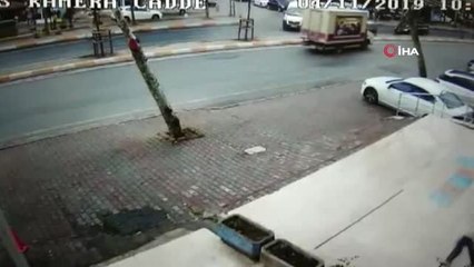 Ataşehir'de Minibüsün Servis Aracına Adeta Ok Gibi Saplandığı Kaza Kamerada