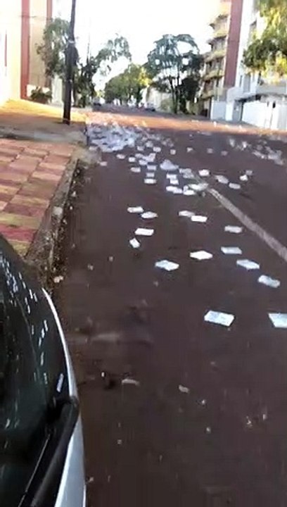 Rua do centro amanhece tomada por propaganda de residencial