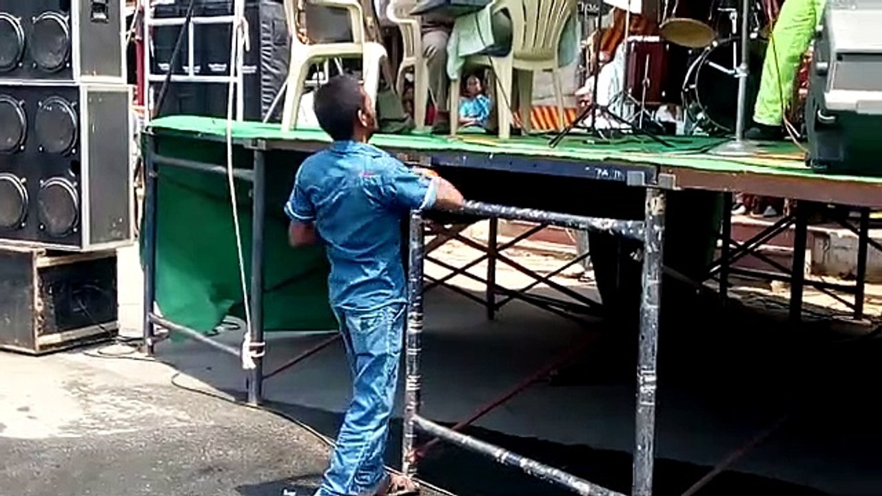 எம்ஜிஆர் பாடலுக்கு குத்தாட்டம் போட்ட குடிமகன்-வீடியோ