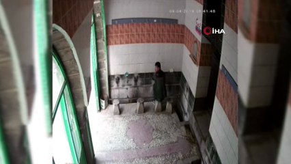 Camiye girip muslukları böyle çaldı