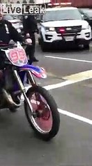 Ce policier teste une motocross et s'étale au milieu de la route !