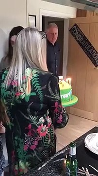 Elle s'enflamme les cheveux avec le gâteau d'anniversaire !