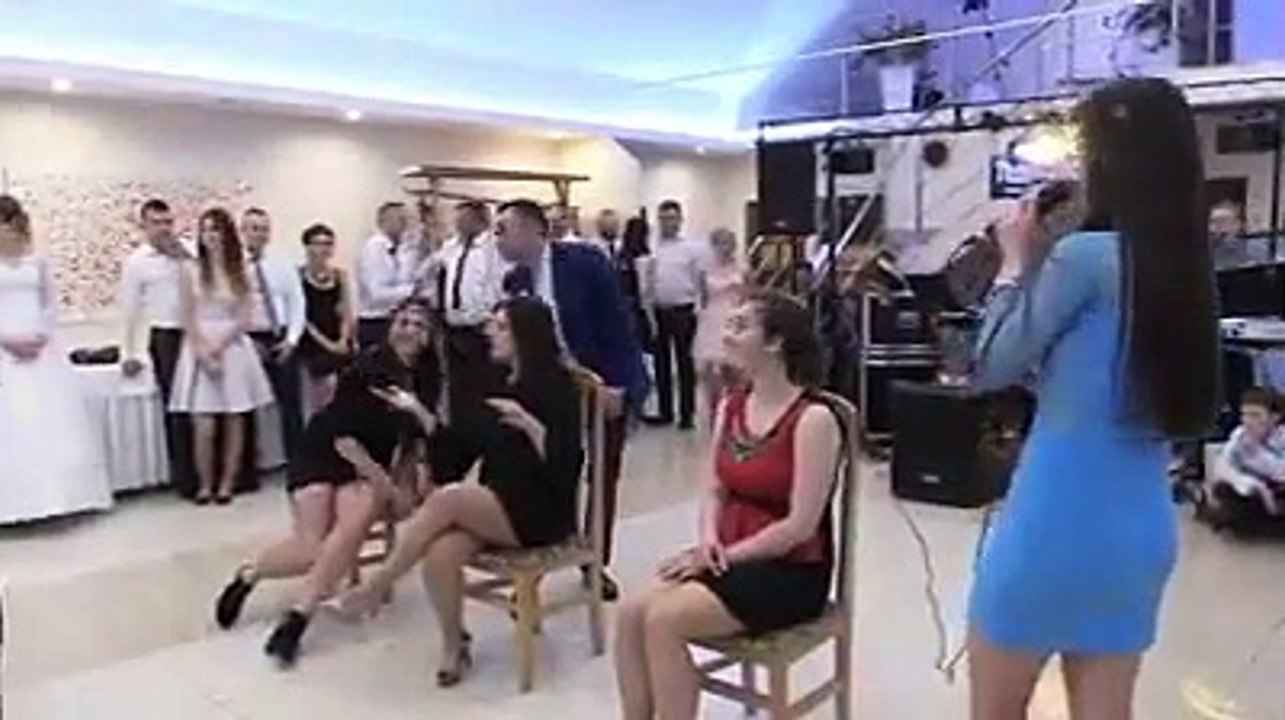 Manyak düğünde de böyle yarışmalar olur mu  diyor ama burası Rusya ve R