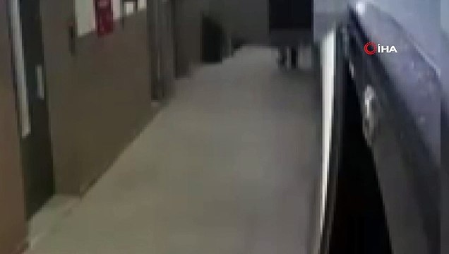 Güvenlik kamerasını fark eden hırsız ayakkabıyı yere atıp kaçtı