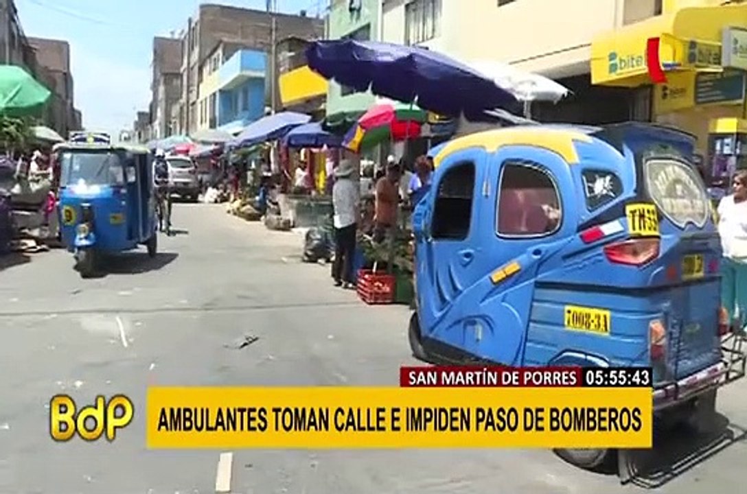 SMP: ambulantes obstaculizan paso de unidad de bomberos