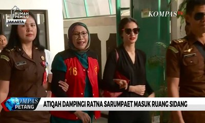 Atiqah Dampingi Ratna Sarumpaet Masuk Ruang Sidang