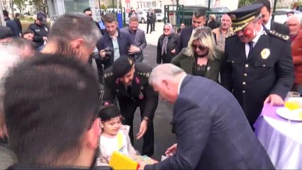 6 yaşında Özge İstiklal Marşı'nın tamamını ezbere okudu