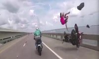 Arkadaşının motosiklette tehlikeli sürüşünü izlerken kendi kaza yaptı
