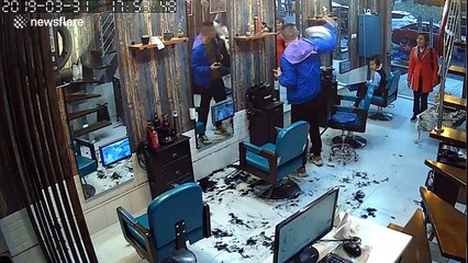 Dissatisfied customer attacks hairdresser and shaves his head in Chongqing