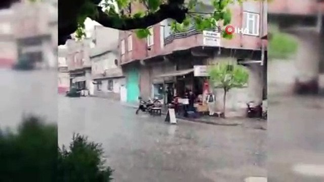 Nizip'te şiddetli yağış nedeniyle sel meydana geldi...İlçede çok sayıda istinat duvarı çöktü