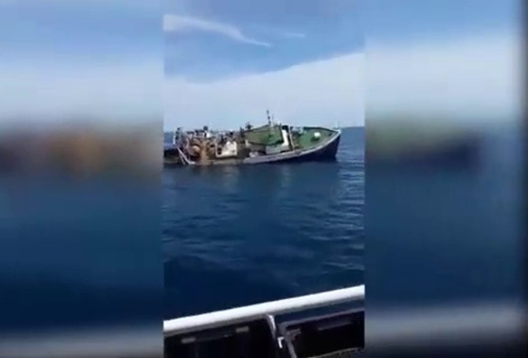 فيديو  ميناء المهدية لحضة غرق مركب صيد