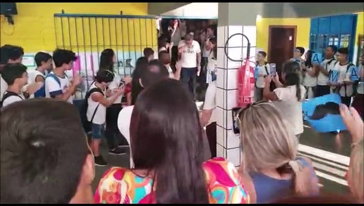 Professor é homenageado ao se aposentar em escola da Serra