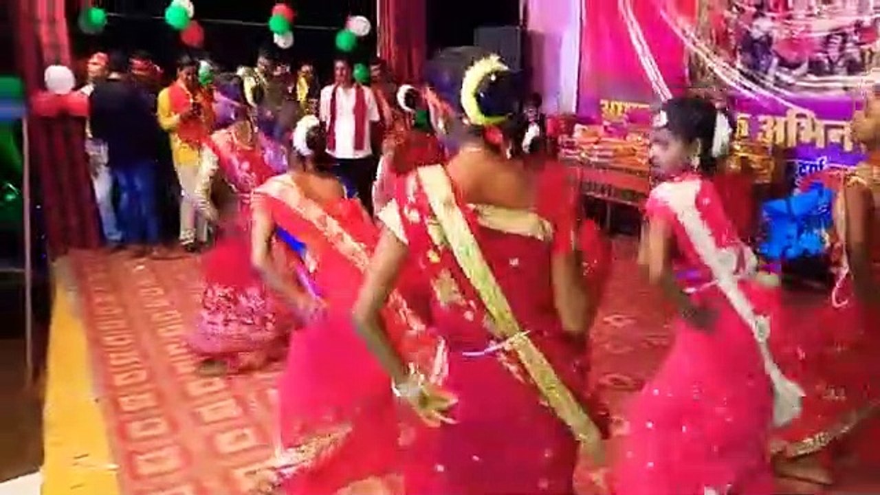 प्रतापपुर में दशहरा पर स्टेडियम ग्राउंड मे उमड़ा आस्था का जनसैलाब मनमोहक प्रस्तुति देते हुए ग्रुप