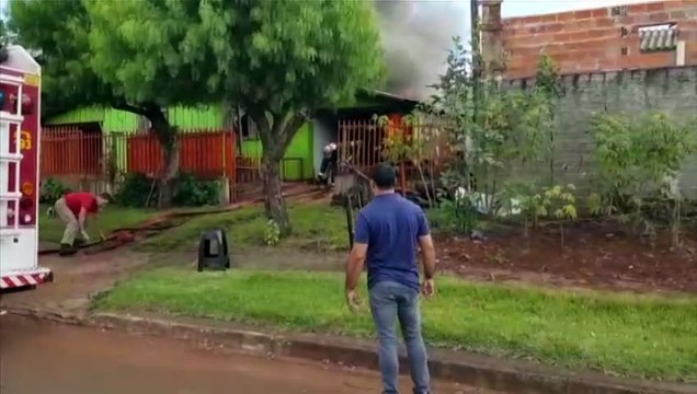 Morador filma casa ainda em chamas no Jardim Clarito