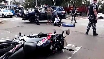 Motociclista fica ferido em colisão com ciclista no Centro