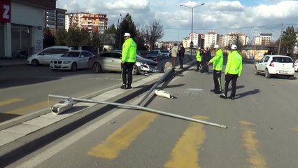 Otomobil refüjdeki direğe çarptı: 1 yaralı - SİVAS