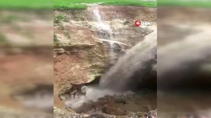 Şiddetli Yağış ile Taşan Dereler Dev Obruklar Oluşturdu