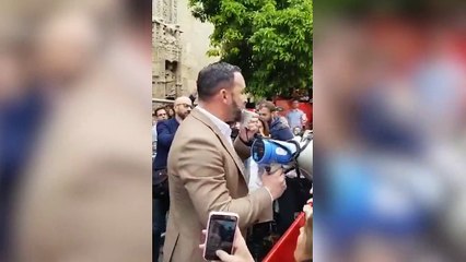 Abascal sale a hablar a las cientos de personas que se quedaron fuera del acto de Vox en Córdoba