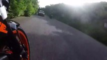 Ce motard évite de justesse le drame et se fait frôler par une voiture à contre sens