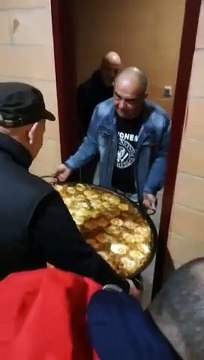 Ils se ratent complètement en transportant leur poêle géante !