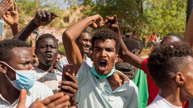 الجيش السوداني يفض اعتصام المتظاهرين أمام مقره