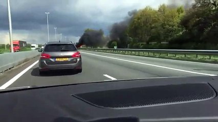 Une voiture en feu explose au moment où ce conducteur passait a côté