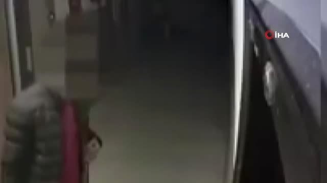 Güvenlik Kamerasını Fark Eden Hırsız Ayakkabıyı Yere Atıp Kaçtı