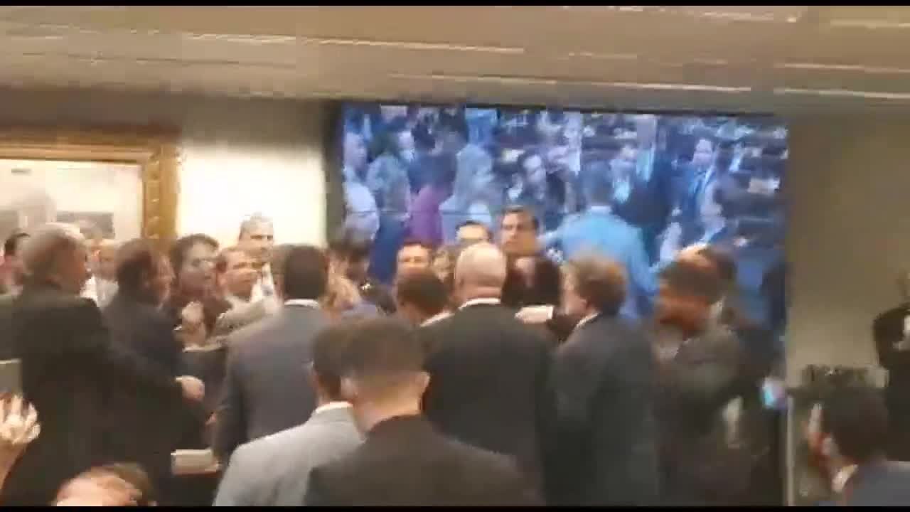 Deputado acusa colega de estar armado