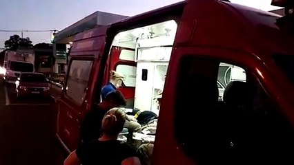 Carro e moto batem em cruzamento no Centro