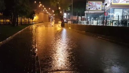 Kuşadası'nda Sağanak Yağmur Etkili Oldu... Rögar Kapakları Tıkandı, Yollar Göle Döndü