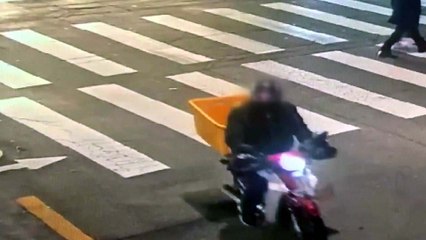 심야 귀갓길 여성만 노려 오토바이 날치기 / YTN